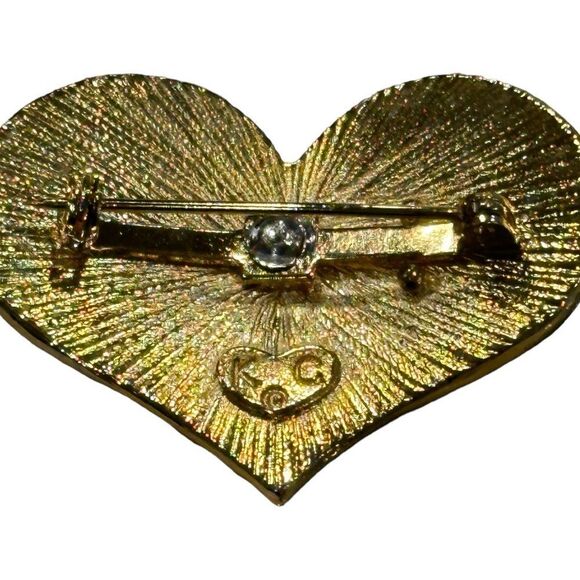 VINTAGE KC Gold Tone & Enamel Heart Flag Brooch Pin 1 3/4" Kenneth Cole - Picture 6 of 9